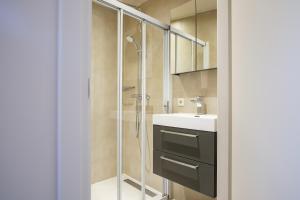 Et badeværelse på Familiehuis Rheeze met Jacuzzi | 10 personen