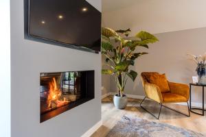 TV a/nebo společenská místnost v ubytování Familiehuis de Rheezermaten met Jacuzzi