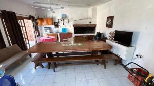 eine Küche mit einem Holztisch in einem Zimmer in der Unterkunft Monoambiente a pasos del mar, Moderno y completo in Parque del Plata