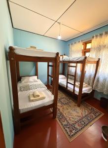 Un dormitorio con dos literas en una habitación. en The bunker Hostal - Ella Srilanka, en Ella 19 fotos más