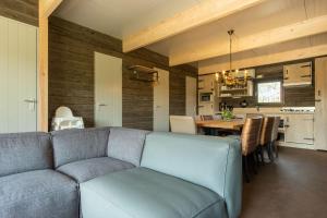 RheezeにあるKasteel Uylenburghtのソファとテーブルのあるリビングルームとキッチン