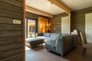 RheezeにあるKasteel Uylenburghtのソファと椅子のあるリビングルーム