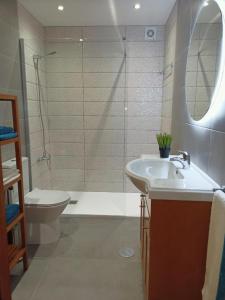 a bathroom with a tub and a sink and a toilet at T2 Moliceiros Torreira vista Ria in Torreira