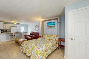 Un dormitorio con una cama y una cocina. en Blissful Beach Retreat BC, en Punta Gorda Beach