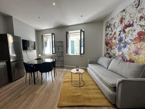 Cocon des Chandeliers في بوردو: غرفة معيشة بها أريكة وطاولة