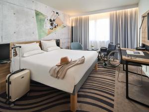Una cama o camas en una habitación de Novotel Wrocław City 176 fotos más