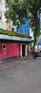 un bâtiment en brique rouge avec un panneau. dans l'établissement Gulshan Cottage, à Mussoorie 12 autres photos