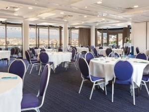 Una sala de conferencias con mesas, sillas y ventanas. en Sofitel Marseille Vieux-Port, en Marsella 123 fotos más