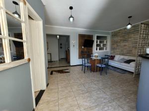 a living room with a table and a couch at Apartamento no Centro para Casal in Serra Negra