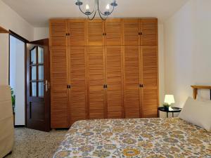 a bedroom with a large wooden closet at Fleitas Penthouse with terrace in San Andrés
