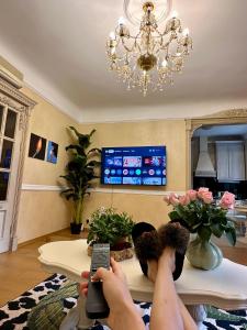 TV a/nebo společenská místnost v ubytování Riga Old Town 2 Bedroom and Office ArtDeco Apartment with Wifi and TV