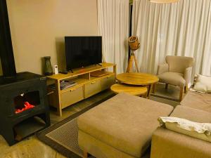 Μια τηλεόραση ή/και κέντρο ψυχαγωγίας στο Kanoo Lodge