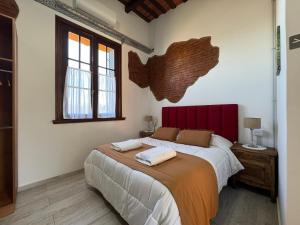 Un dormitorio con una cama grande con cabecero rojo. en Como Entonces Casa, en Uribelarrea 63 fotos más