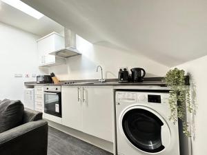 cocina blanca con lavadora en Modern 1-Bed Apartment in Central Ilkeston, en Ilkeston