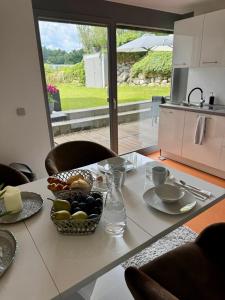 una mesa de cocina con un bol de fruta. en Ruhe&Living, en Friedrichshafen