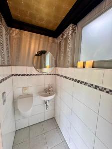 un baño con lavabo y espejo en Ruhe&Living, en Friedrichshafen 11 fotos más