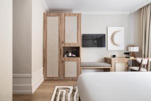 une chambre d'hôtel avec un lit et une télévision dans l'établissement One Shot La Latina, à Madrid