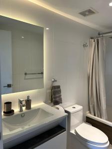 a white bathroom with a toilet and a sink at Apartamento 2 Habitaciones, Edificio Airali, Zona 10, Florencia in Estación Pamplona