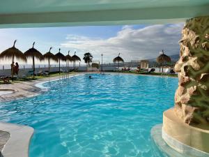 een zwembad met uitzicht op de oceaan bij El Sueño in Adeje