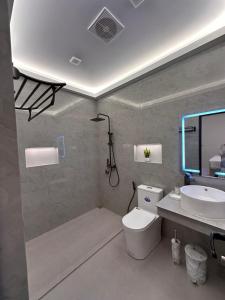 Phòng tắm tại Foavahi Shark View Inn