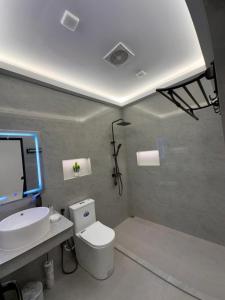 Phòng tắm tại Foavahi Shark View Inn