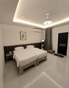 Giường trong phòng chung tại Foavahi Shark View Inn