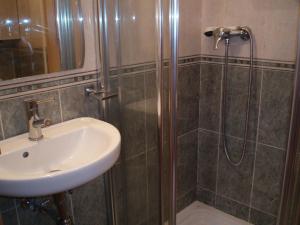 a bathroom with a sink and a shower at Jardín de Boiro in Boiro +21 photos