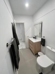 ein weißes Badezimmer mit Toilette und Waschbecken in der Unterkunft Precioso Apartamento Santa Cruz in Santa María de Gracia