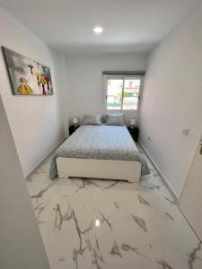 1 Schlafzimmer mit einem Bett mit Marmorboden in der Unterkunft Precioso Apartamento Santa Cruz in Santa María de Gracia