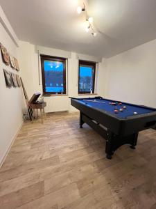 een woonkamer met een pooltafel erin bij Haus am Bach in Schleiden
