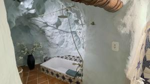 - une salle de bains pourvue d'une balancelle dans l'établissement Cuevas Soluna en Solara, voor max 8 personen, à Níjar 55 autres photos