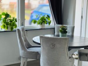 a dining room with a table and chairs at Lägenhet nära Isaberg in Nissafors