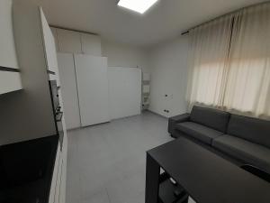 ein kleines Wohnzimmer mit Sofa und Tisch in der Unterkunft Zambo's in Agrate Brianza
