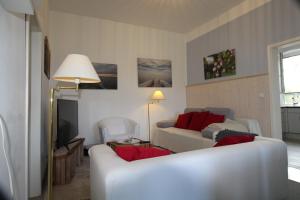 un soggiorno con un divano e un letto di Feel Meer a Schausende