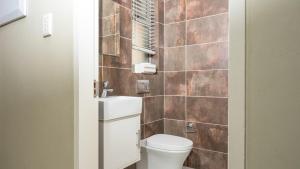 Ένα μπάνιο στο The Sapphire Guesthouse