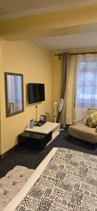 TV a/nebo společenská místnost v ubytování Ufanisi Resorts