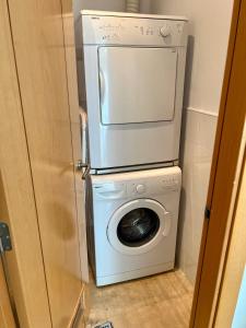 een wasmachine en droger in een kleine badkamer bij Apartamento Centro con Aparcamiento in Santa Cruz de Tenerife +5 foto's