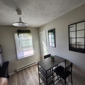 a dining room with a table and chairs and a window at Daddy's Girl Bed & Breakfast in Richmond