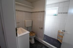 un bagno con un water e un lavandino di Feel Meer a Schausende Altre 12 foto