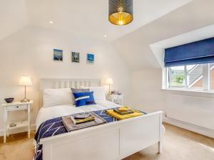 Un dormitorio con una cama blanca con una bandeja de comida. en 3 Bed in Hay on Wye 77381, en Hay-on-Wye