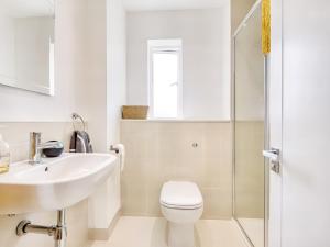 Un baño blanco con inodoro y lavabo. en 3 Bed in Hay on Wye 77381, en Hay-on-Wye 23 fotos más
