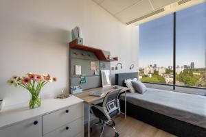 Postel nebo postele na pokoji v ubytování Sky Apartments + 13 fotografií