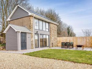 Loxhoreにある1 Bed in Combe Martin 77349のパティオとテーブル付きのレンガ造りの家