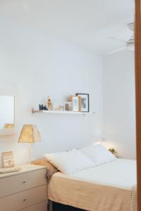 a bedroom with a bed and a desk with a lamp at Blanca Mar in Barrio-Mar