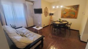 メンドーサにあるRefugio Apartのテーブルとソファのあるリビングルーム