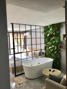 una vasca da bagno in una stanza con una camera da letto di Luxury Balnéo appartement a Marrakech