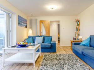 Posezení v ubytování 2 Bed in Downderry 75402