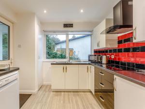 Kuchyň nebo kuchyňský kout v ubytování 2 Bed in Downderry 75402