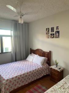 a bedroom with two beds and a window at Apenas 50 metros da Prainha de Arraial do Cabo - excelente apartamento in Arraial do Cabo