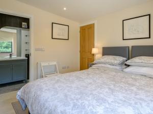 a bedroom with a large bed and a sink at 2 Bed in Cheriton Fitzpaine 78468 in Cheriton Fitzpaine